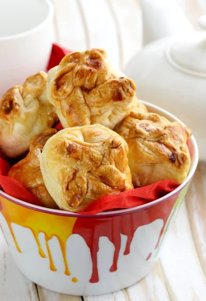 Skål med läckra söta färska bullar muffins till frukost — Stockfoto