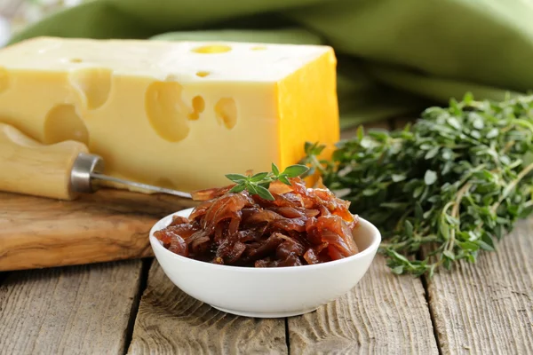 Mermelada de cebolla roja con tomillo Cocina francesa — Foto de Stock