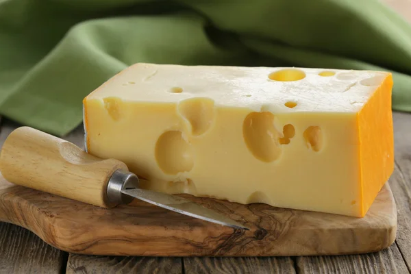 Bit ost maasdam på en planka — Stockfoto
