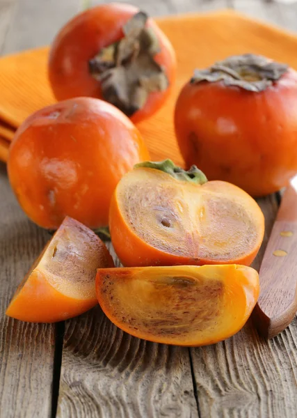 Fruta de caqui entera y cortada en rodajas —  Fotos de Stock