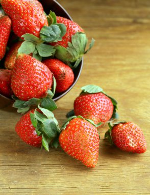 Olgun sulu çilekler