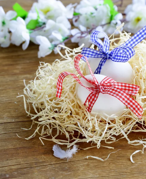 Decorative uova di Pasqua su sfondo di legno — Foto Stock