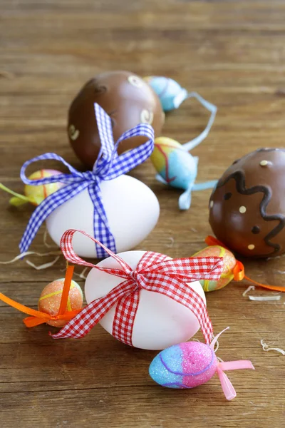 Decorative uova di Pasqua su sfondo di legno — Foto Stock