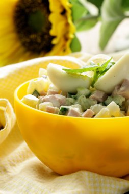 bıldırcın yumurtası, salatalık ve sosis yumurta salatası