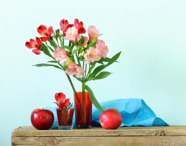 Bukett av blommor orkidéfamiljen (alstroemeria) vackra och färgstarka — Stockfoto