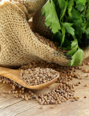 ahşap bir masa üzerinde karabuğday kabuğu çıkarılmış tane kuru