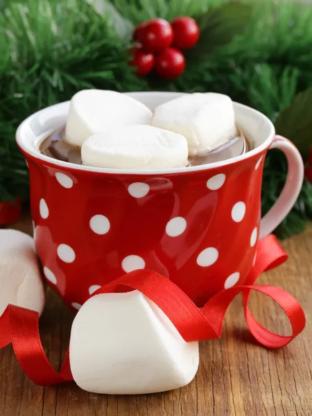 Warme chocolademelk met marshmallows, zoet dessert drinken — Stockfoto