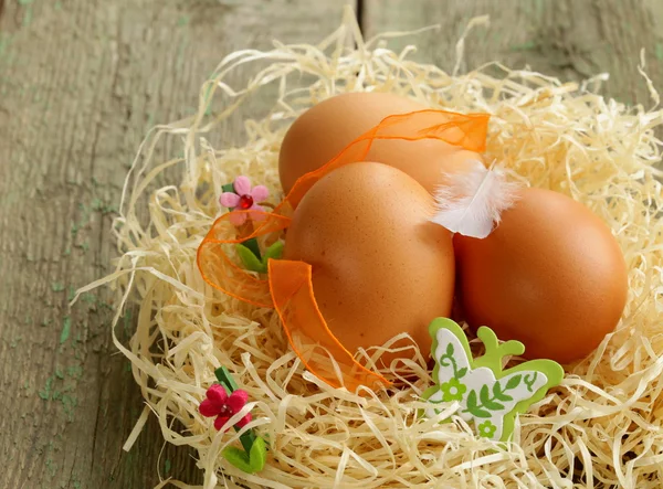 Ahşap zemin üzerinde dekoratif Paskalya yumurtaları — Stok fotoğraf