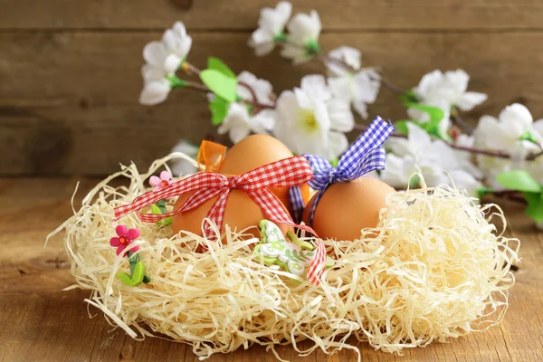 Decorative easter eggs on wooden background — Stock Photo, Image