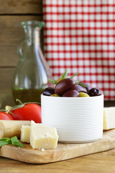 Olivy, parmesan sýrem, rajčaty a bazalkou — Stock fotografie