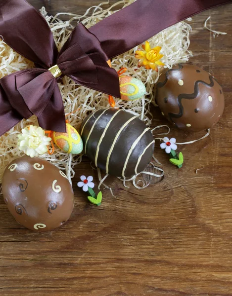 Ahşap zemin üzerinde dekoratif Paskalya yumurtaları — Stok fotoğraf