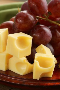 peynir maasdam ve kırmızı üzüm
