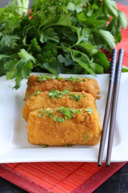 Kızarmış bahar rulo otlar ve sos ile