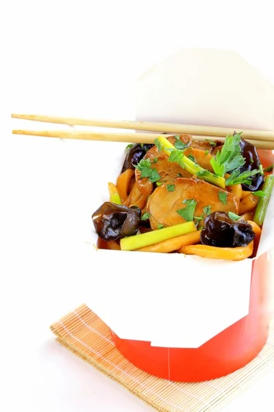 Chinesische Nudeln mit Gemüse und Fleisch — Stockfoto