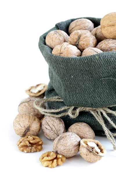 Leinentasche mit ganzen reifen Walnüssen — Stockfoto