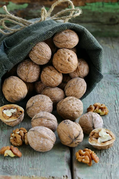 Leinentasche mit ganzen reifen Walnüssen — Stockfoto