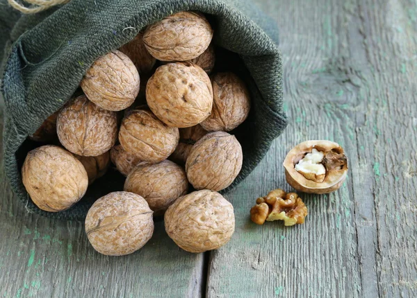 Leinentasche mit ganzen reifen Walnüssen — Stockfoto