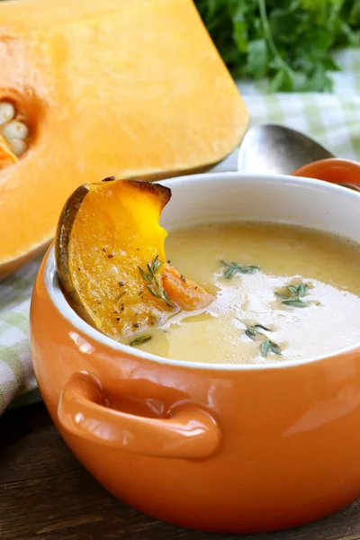 Sopa de crema de calabaza con trozos de calabaza tostada y tomillo — Foto de Stock