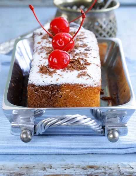 Pound cake with powdered sugar and berries — Stock Photo, Image