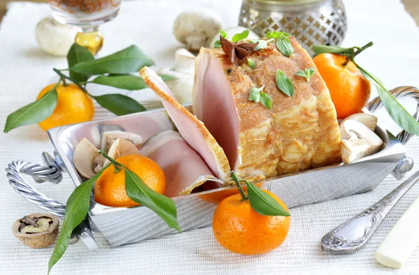 烤猪肉配蘑菇和橘子-节日菜 — 图库照片