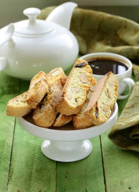 ahşap bir masa üzerinde geleneksel İtalyan Bisküvi Kurabiye (cantucci)