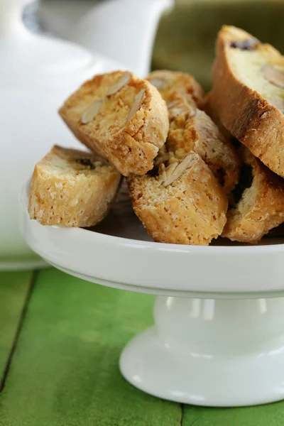 Tradiční italská biscotti sušenky (cantucci) na dřevěný stůl — Stock fotografie