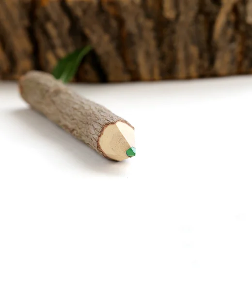 Φυσικό ξύλινο μολύβι με πράσινο φύλλο σε άσπρο φόντο — Φωτογραφία Αρχείου