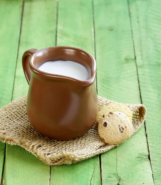 Krug mit Milch auf Holztisch rustikales Stillleben — Stockfoto