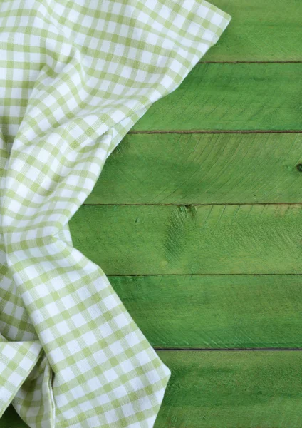 Fundo de madeira com toalha de cozinha quadriculada verde — Fotografia de Stock