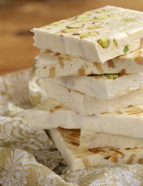 Bir tahta masa üzerinde farklı fındık beyaz bademler