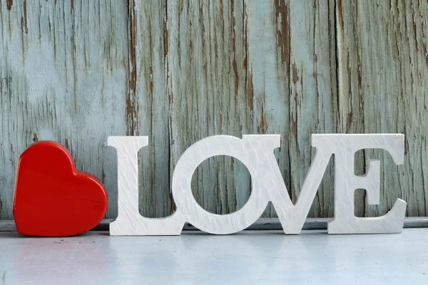 Woord liefde gemaakt van witte houten letters op vintage achtergrond — Stockfoto