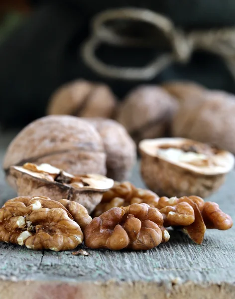 Leinentasche mit Walnüssen auf Holzgrund — Stockfoto