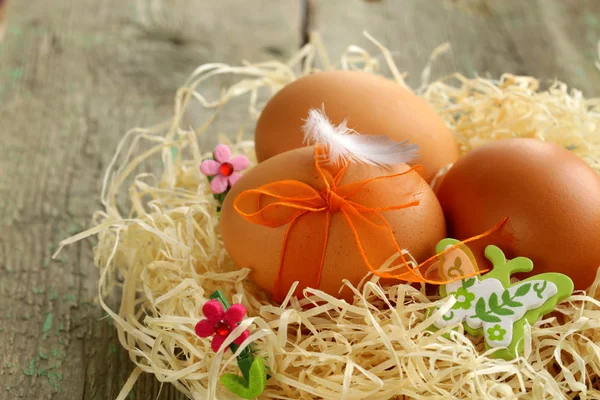 Декоративные пасхальные яйца на деревянном фоне — стоковое фото