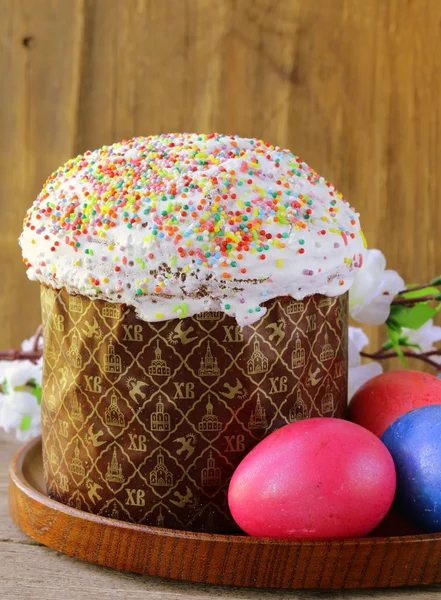다채로운 계란과 설탕을 친 빙 전통적인 부활절 케이크 — 스톡 사진