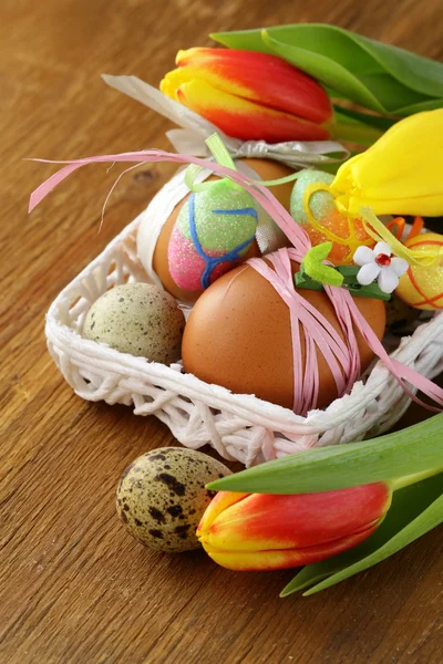 Los huevos adornados y los tulipanes de flores - los símbolos de la fiesta de Pascua —  Fotos de Stock