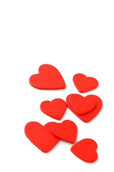 Группа красных деревянных сердец на белом фоне — стоковое фото