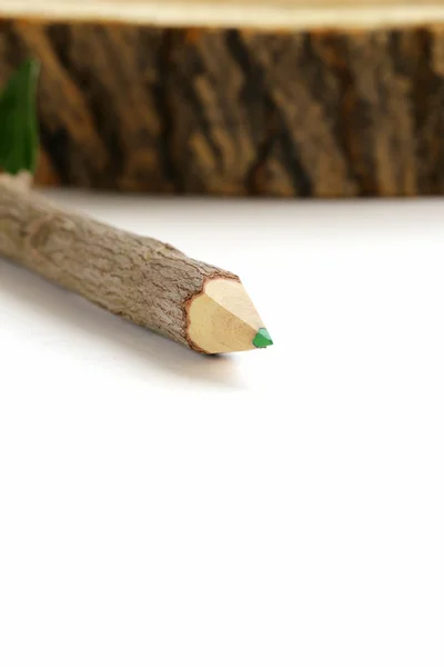 Lápiz de madera natural con hoja verde sobre fondo blanco —  Fotos de Stock