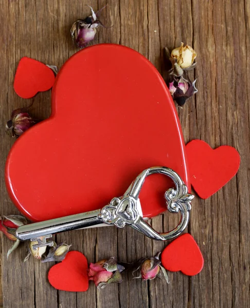 Bodegón corazón rojo con llave en el viejo fondo de madera —  Fotos de Stock