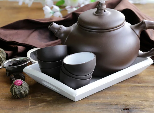 Set for a traditional tea drinking (kettle, cups and various tea) — Stock Photo, Image