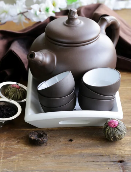 Set for a traditional tea drinking (kettle, cups and various tea) — Stock Photo, Image