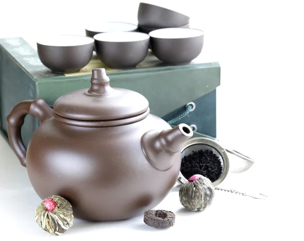 Set pour une boisson de thé traditionnelle (bouilloire, tasses et thé divers ) — Photo