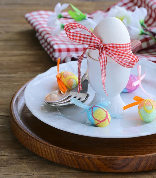 Huevos decorativos de Pascua sobre fondo de madera —  Fotos de Stock