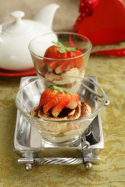 Italiaans dessert tiramisu versierd met aardbeien — Stockfoto