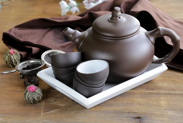 Set para tomar un té tradicional (tetera, tazas y varios tipos de té ) — Foto de Stock