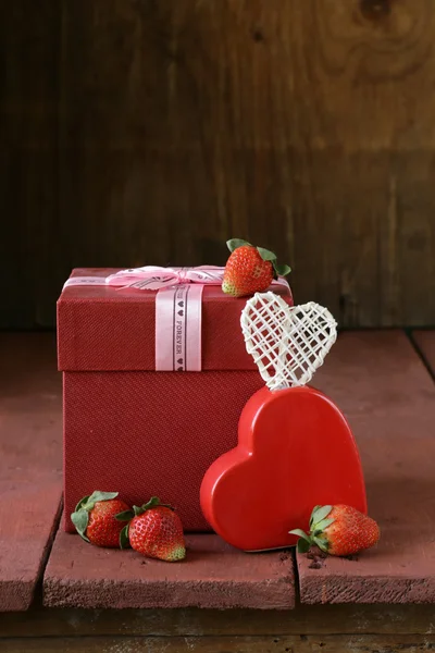 Caixa de presente rosa com fita e decorações em estilo vintage — Fotografia de Stock