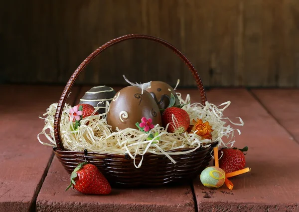 Decorative uova di Pasqua su sfondo di legno (Pasqua ) — Foto Stock