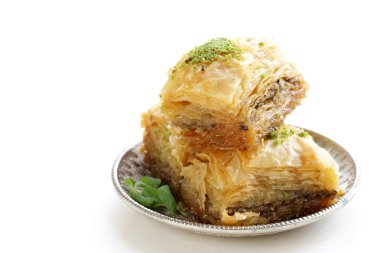Gümüş tepside bal ve fındıklı Türk Arap tatlı baklavası