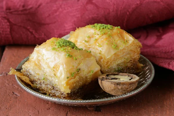 Török arab desszert baklava mézzel és dióval ezüsttálcán — Stock Fotó