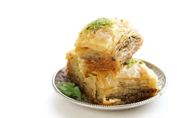 Turecký arabský dezert baklava s medem a ořechy na stříbrném talíři — Stock fotografie