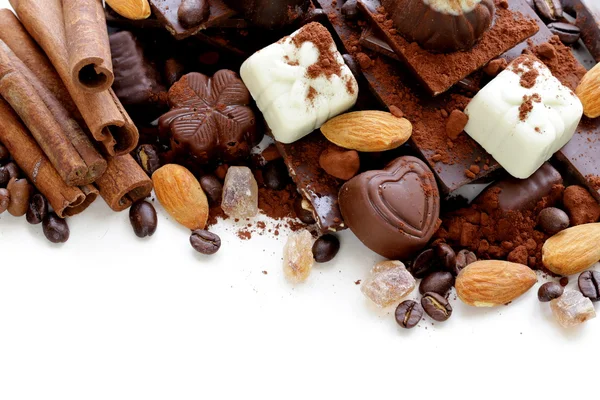 Verschiedene Sorten von Schokolade und Süßigkeiten auf weißem Hintergrund — Stockfoto
